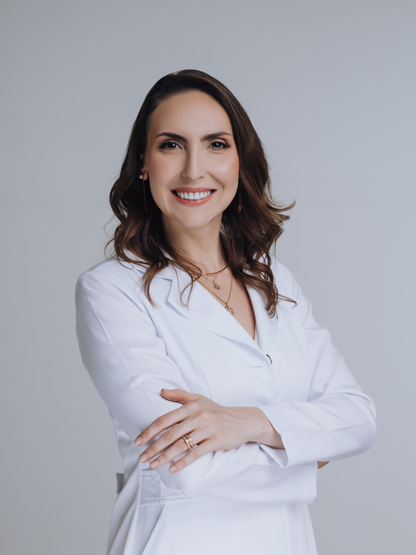 Dra. Luciana Stocco sorrindo em seu consultório em Campinas